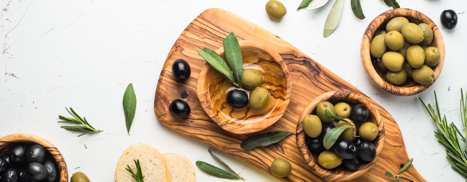 Grüne und schwarz Oliven in Schälchen